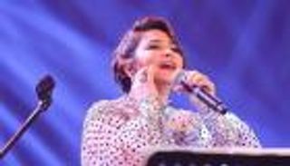 لم تصب بالتهاب رئوي وما زالت ببيتها.. عمرو أديب ينفي تدهور حالة شيرين عبدالوهاب