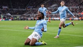 سيمينيو يحتفل بهدفه