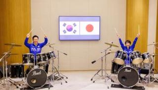 تاكايتشي ولي يعزفان الدرامز