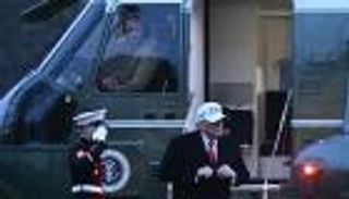 بسبب قضية إبستين.. إشارة بذيئة من ترامب لعامل خلال جولة بميشيغان