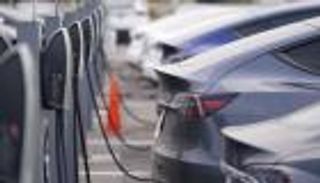 رغم تخفيف القيود الأوروبية.. عمالقة السيارات يراهنون على الكهرباء حتى 2035