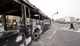 حطام حافلةٍ محترقة في طهران