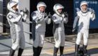 4 رواد فضاء يعودون للأرض في أول رحلة عودة طارئة لناسا