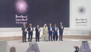 الشيخ محمد بن راشد يكرم الفائزين بجائزة «نوابغ العرب»
