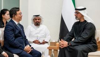  ولي عهد أبوظبي يلتقي الرئيس التنفيذي لشركة «BYD»