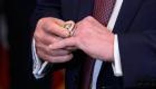 قلق الحلفاء يجمد التنفيذ.. وزر الهجوم على إيران يبقى &laquo;بيد ترامب&raquo;