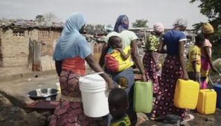 طابور من السكان يحاولون الحصول على وقود في نيورو