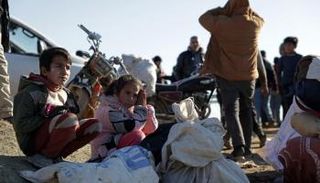 سكان في مناطق بحلب ينتظرون الفرار من الاشتباكات