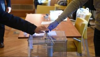 فرنسي يقترع في انتخابات البلديات - أرشيفية