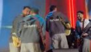 شبيه تامر حسني يسرق الأضواء في آخر حفل