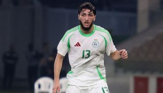 حجام مدافع منتخب الجزائر