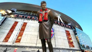 صورة معدلة لتمثال لكاريك في ملعب أرسنال