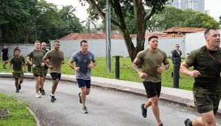 وزير الدفاع الأمريكي بيت هيغسيث مع الجنود