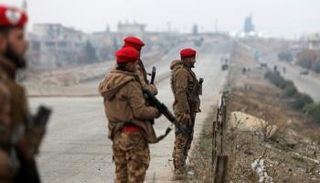 جنود من الجيش على طريق دير حافر شمال سوريا