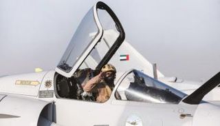 طيار في الجيش الإماراتي يستعد لتنفيذ مهمة - أرشيفية