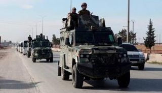جنود سوريون في مركبات عسكرية في حلب