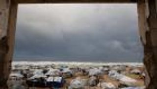 غزة.. &laquo;غارات الفجر&raquo; تختبر ما تبقى من صبر النازحين