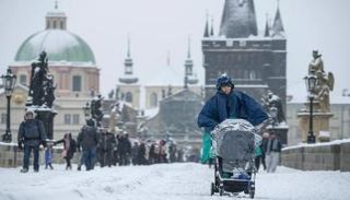 تساقط الثلوج وسط براغ