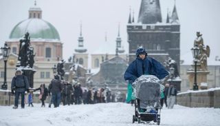 تساقط الثلوج وسط براغ
