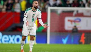 عبدلي لاعب منتخب الجزائر