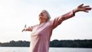 ذاكرة شبابية بعد الثمانين.. العلم يكشف السبب الجيني