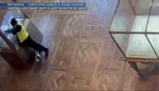 لحظة سرقة اللوفر 