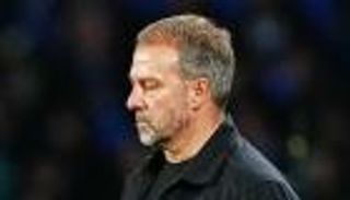 بالإسبانية.. إلغاء أهداف برشلونة يثير سخرية هانز فليك