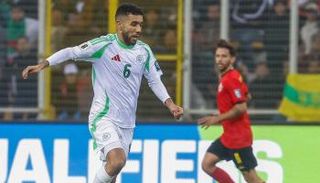 قندوسي لاعب منتخب الجزائر