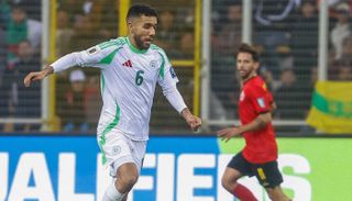 قندوسي لاعب منتخب الجزائر