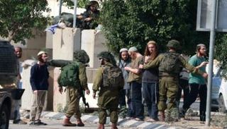 مستوطنون إسرائيليون في الضفة والجيش يتصدى لهم