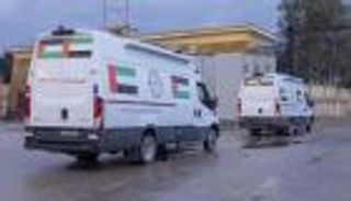 قوافل الإمارات إلى غزة تتواصل.. إدخال 7 سيارات إسعاف وصهريج مياه ومساعدات طبية وغذائية