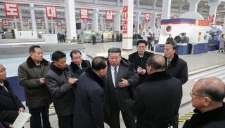 كيم جونغ أون في مجمع 