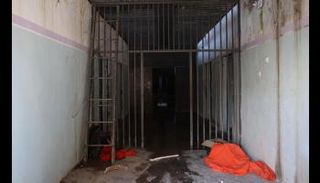 ملابس سجناء ملقاة على الأرض في سجن الشدادي الذي يضم عناصر من داعش