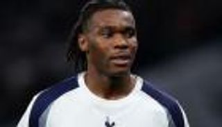 هجوم ليلي.. سرقة وتهشيم زجاج سيارة فاخرة للاعب في الدوري الإنجليزي (صور)