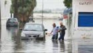 تونس تواجه طقساً عنيفا.. سيول مفاجئة تُغرق الأحياء وتعطل الدراسة