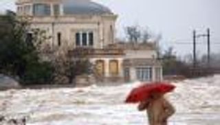 أمطار عنيفة تحاصر جنوب فرنسا.. طرق تغلق ومدارس تتوقف عن الدراسة