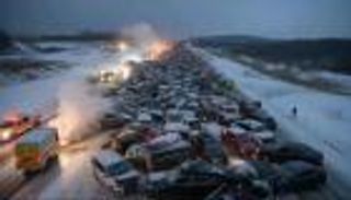 أمريكا.. تصادم أكثر من 100 سيارة في أعنف عاصفة ثلجية بميشيغان