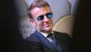 نظارات ماكرون تخطف الأنظار في دافوس.. موضة أم حالة صحية؟