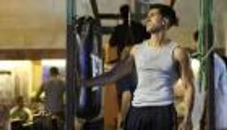 مسلسل &laquo;بطل العالم&raquo; الحلقة 3.. مفاوضات تنتهي بإطلاق نار