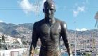 &laquo;تحذير من الله&raquo;.. شاب برتغالي يضرم النار في تمثال كريستيانو رونالدو