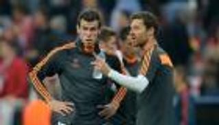 لام زميله القديم.. بيل يفسر سر أزمة ألونسو مع ريال مدريد