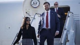 فانس وزوجته