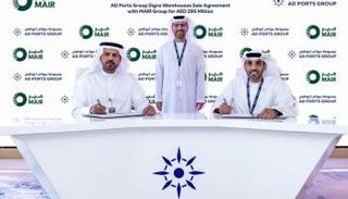 جانب من توقيع الصفقة بين موانئ أبوظبي ومجموعة مير