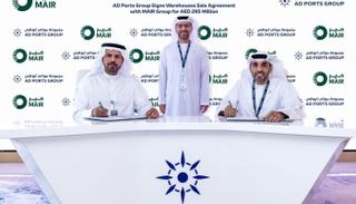 جانب من توقيع الصفقة بين موانئ أبوظبي ومجموعة مير