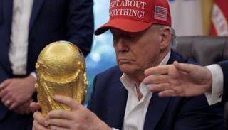 ترامب يحمل كأس العالم لكرة القدم في البيت الأبيض