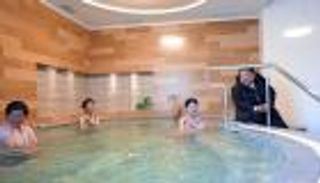 &laquo;لم تعد قذرة&raquo;.. كيم يختبر &laquo;ينابيع أونبو الحارة&raquo; (فيديو) 