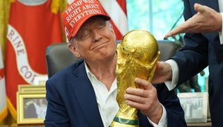 دونالد ترامب يحمل كأس العالم
