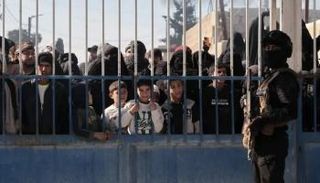 قوات أمن سورية أمام مخيم الهول في الحسكة