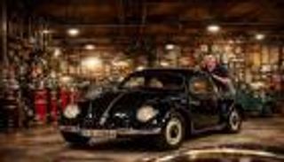 بعد 8 سنوات من الترميم.. أقدم &laquo;فولكسفاغن بيتل&raquo; تعود إلى الطرق من جديد