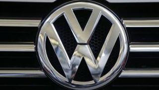 علامة شركة السيارات الألمانية «فولكسفاغن»